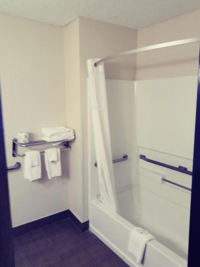 Quality Inn & Suites Leesburg Chain Of Lakes Экстерьер фото